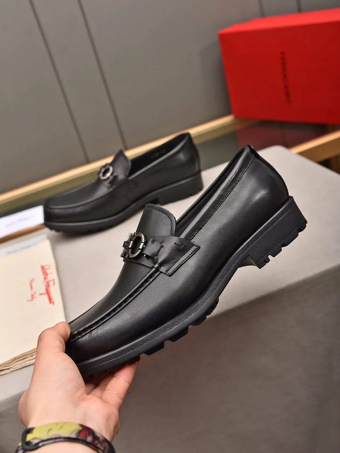 Men's shoes 💰: 500 Brand: Ferragamo Size: Men's size 38/44 (45 can be customized) Grade: Same style as the official website High-end quality men's shoes Material: Original first-layer calfskin Water-dyed cowhide lining Original outsole Style categories: Men's fashionable formal business casual leather shoes Slip-on men's shoes high-top series Young fashion European and American trends British style Casual matching Comfortable feet